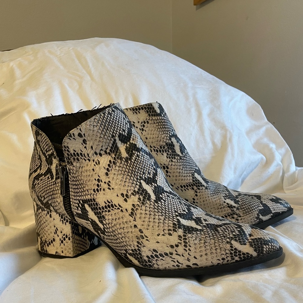 Seychelles Chaparral Black/White Python boots 10